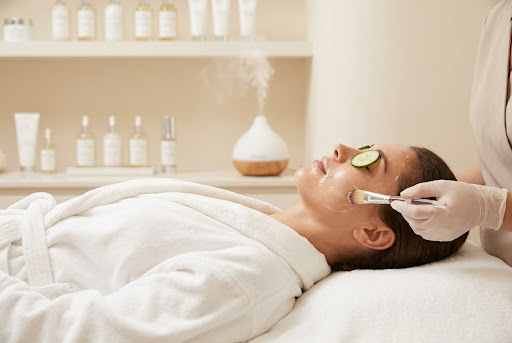 Mulher recebendo tratamento facial relaxante com algodões